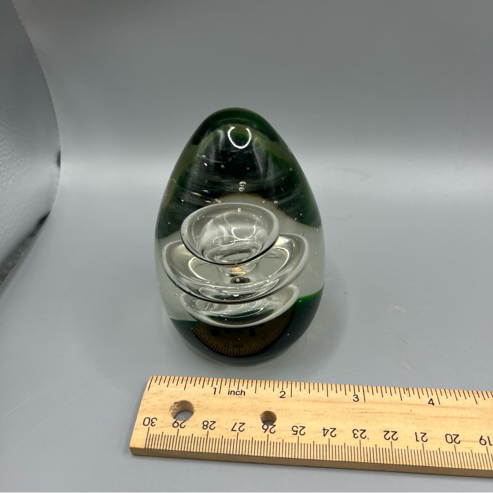 controlled bubble glass paperweight Green and clear - Picture 2 of 7